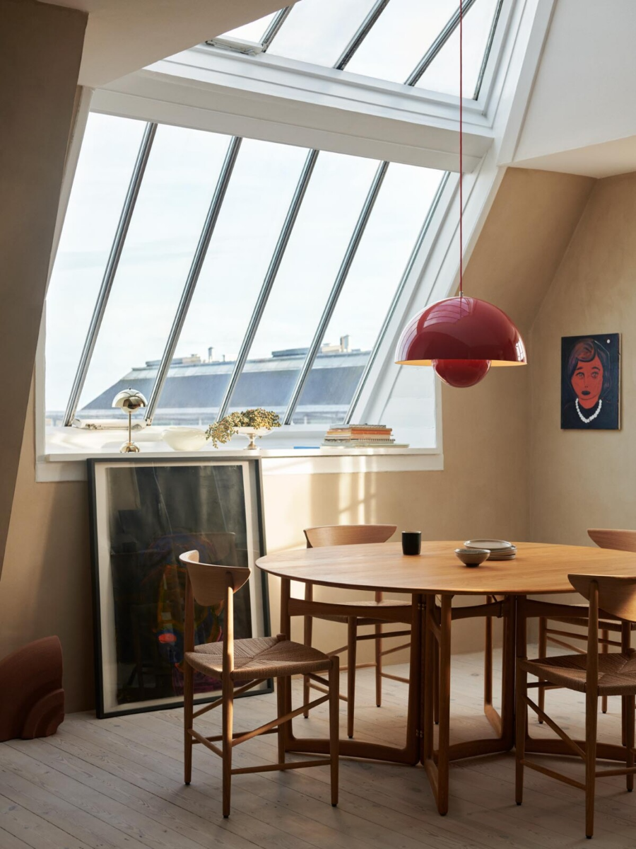 Lampada a sospensione Flowerpot VP2 &Tradition Vermilion Red sopra a tavolo Drop Leaf