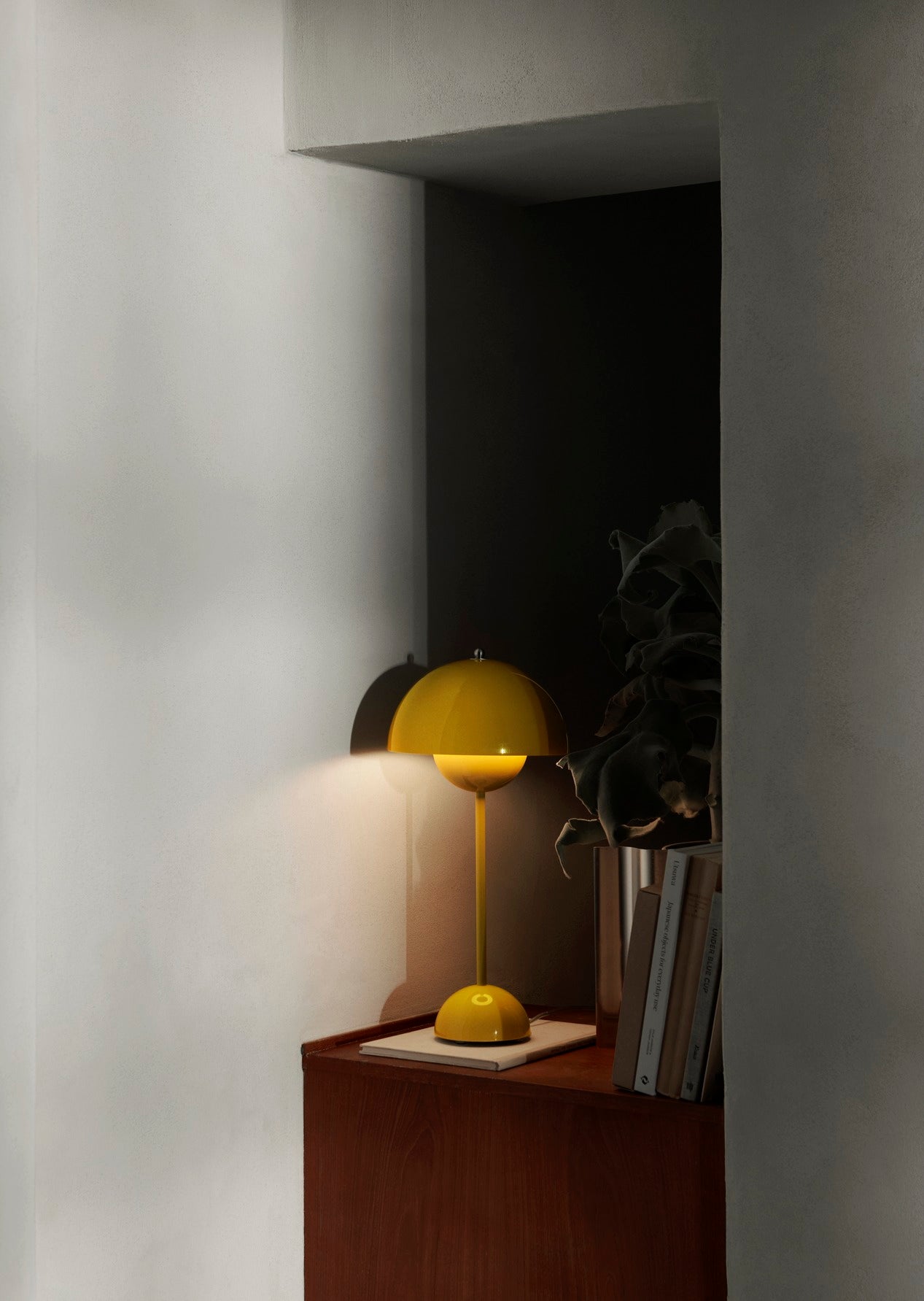 Lampada da tavolo VP3 Flowerpot Mustard su mensola