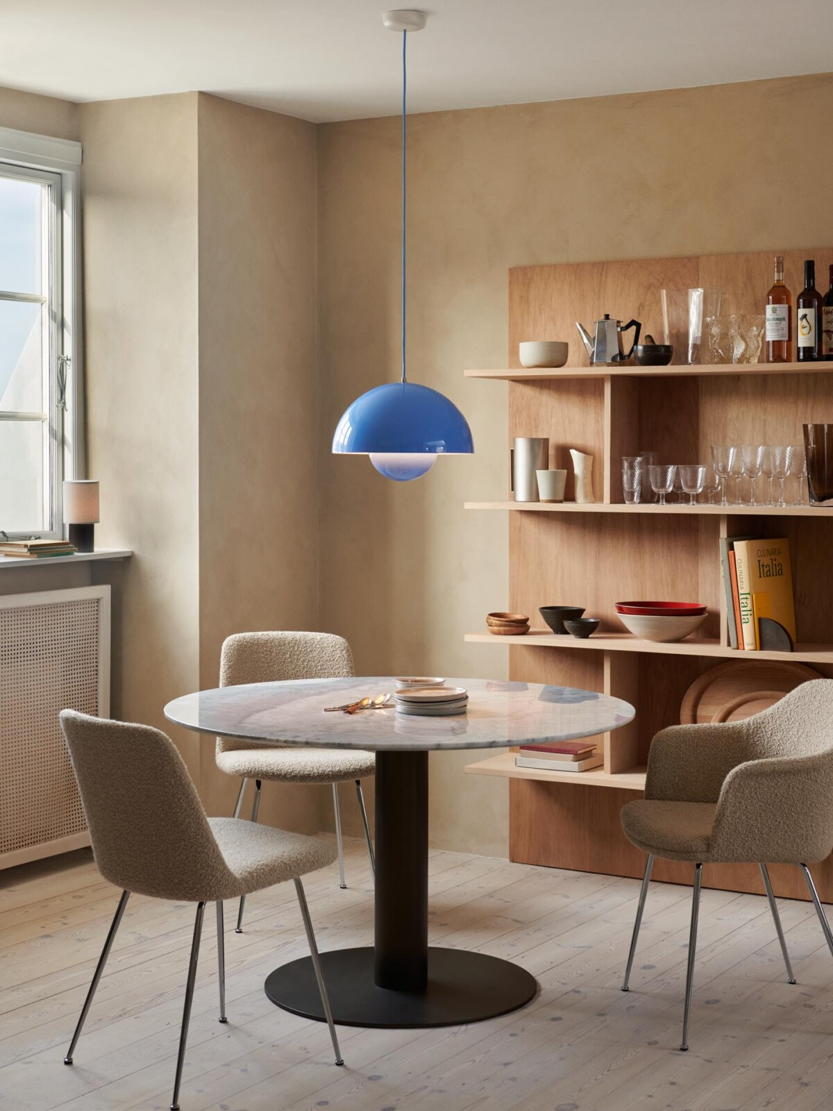 Lampada a sospensione Flowerpot VP7 &Tradition swim Blum su tavolo