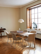 Lampada a sospensione Flowerpot VP7 &Tradition Matt White sopra al tavolo