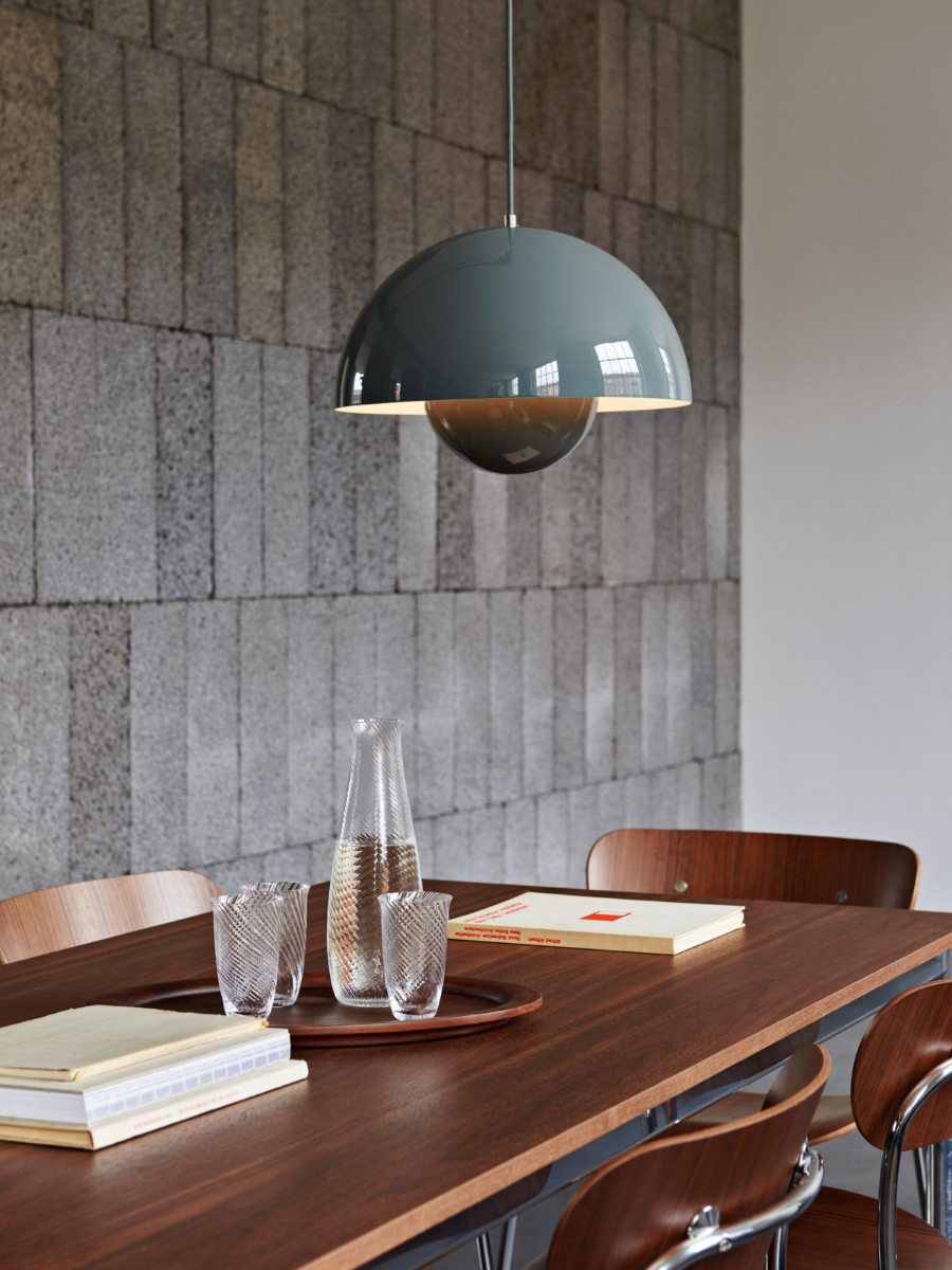 lampada a sospensione flowerpot vp7 con tavolo in noce &Tradition