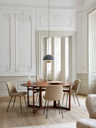 Lampada a sospensione Flowerpot VP7 sopra a tavolo Drop &Tradition
