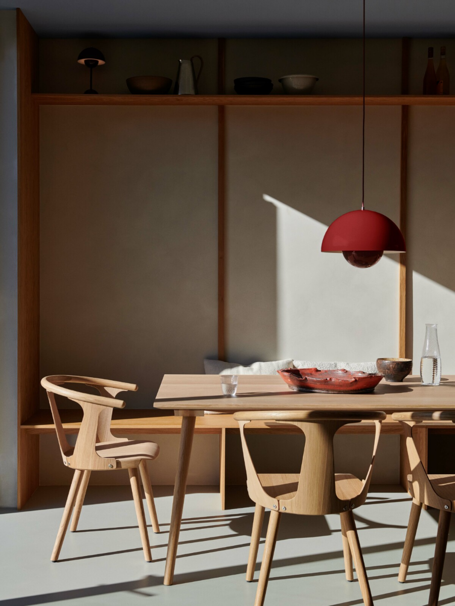 Lampada a sospensione Flowerpot VP7 &Tradition Red su tavolo inbetween