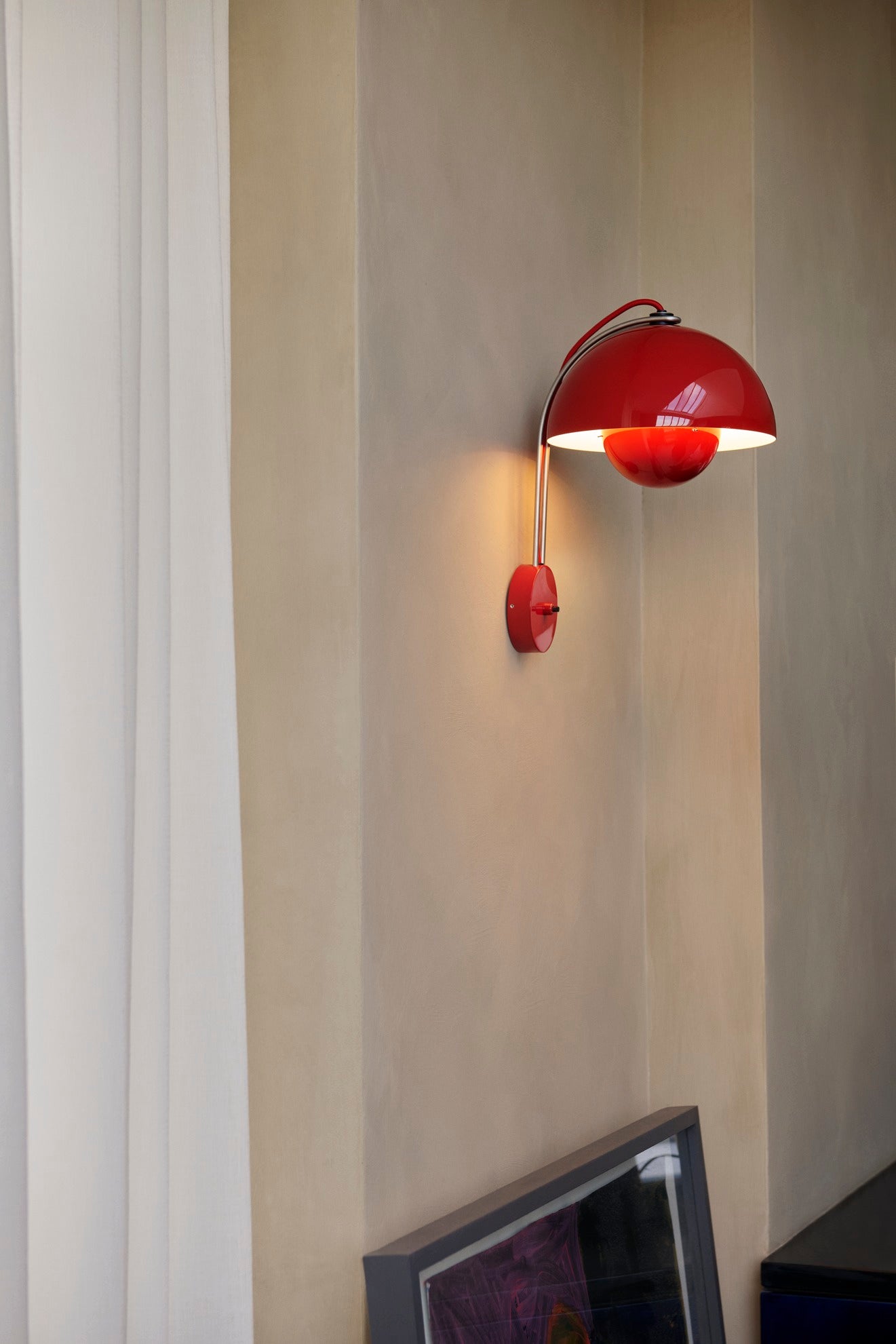 Lampada da muro &Tradition Flowerpot VP8 Vermilion Red on a wall
