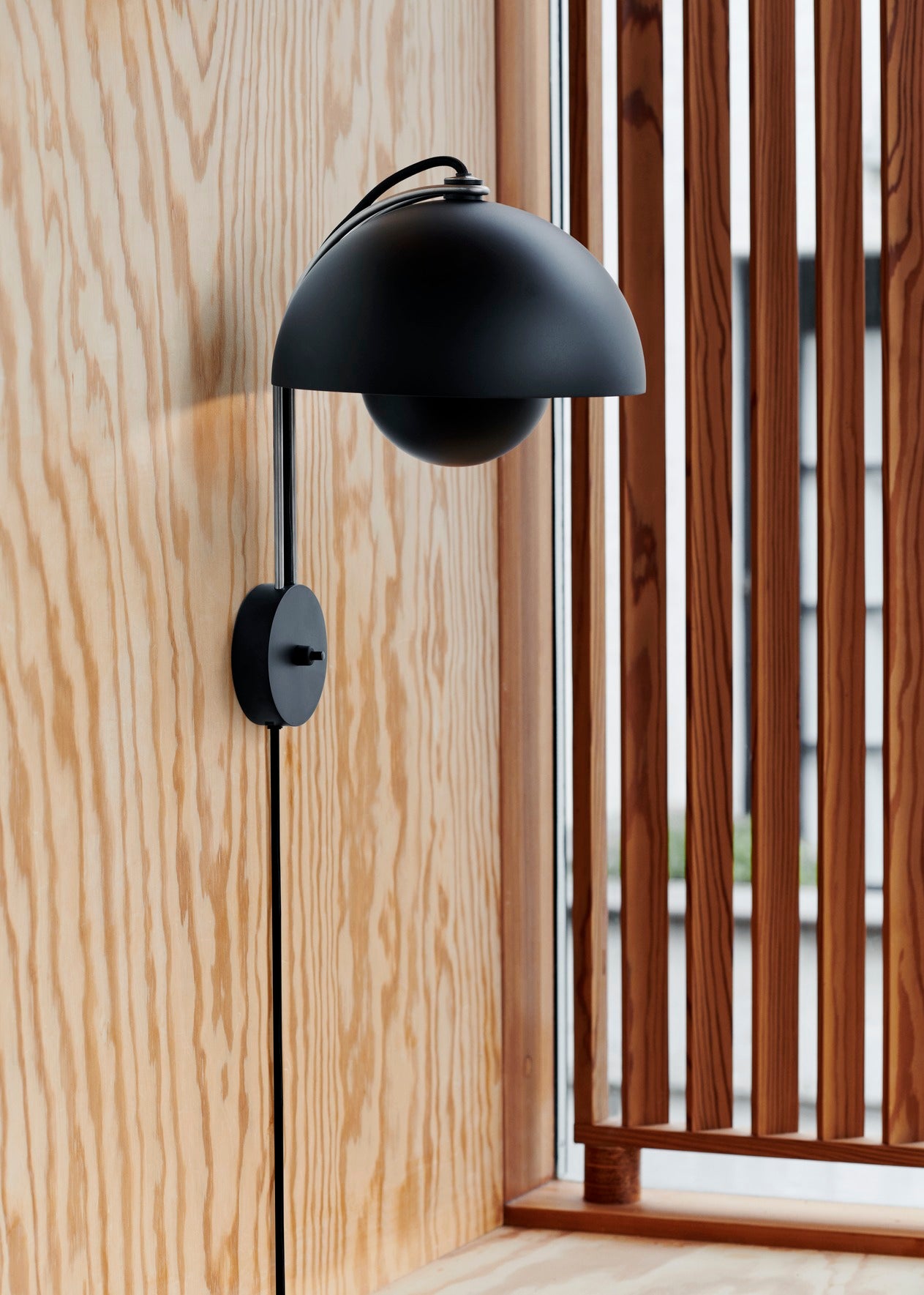 Lampada da muro &Tradition Flowerpot VP8 Matt Black