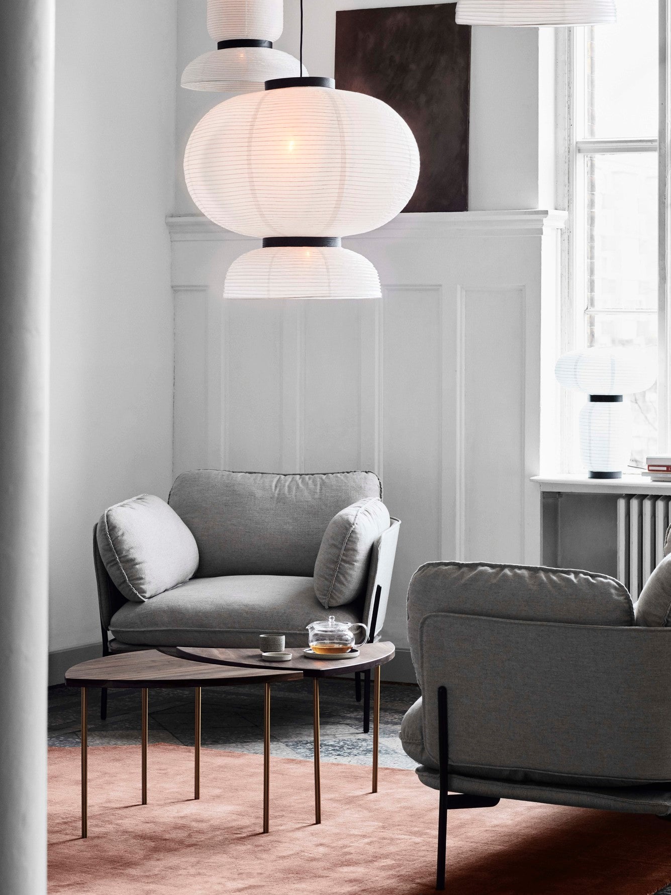 Lampada a sospensione Formakami JH5 sopra a poltrone &Tradition