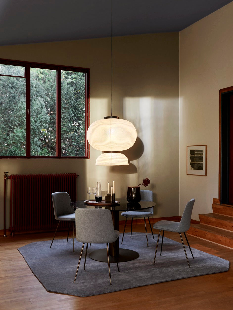 Lampada a sospensione Formakami JH5 sopra a tavolo in Between