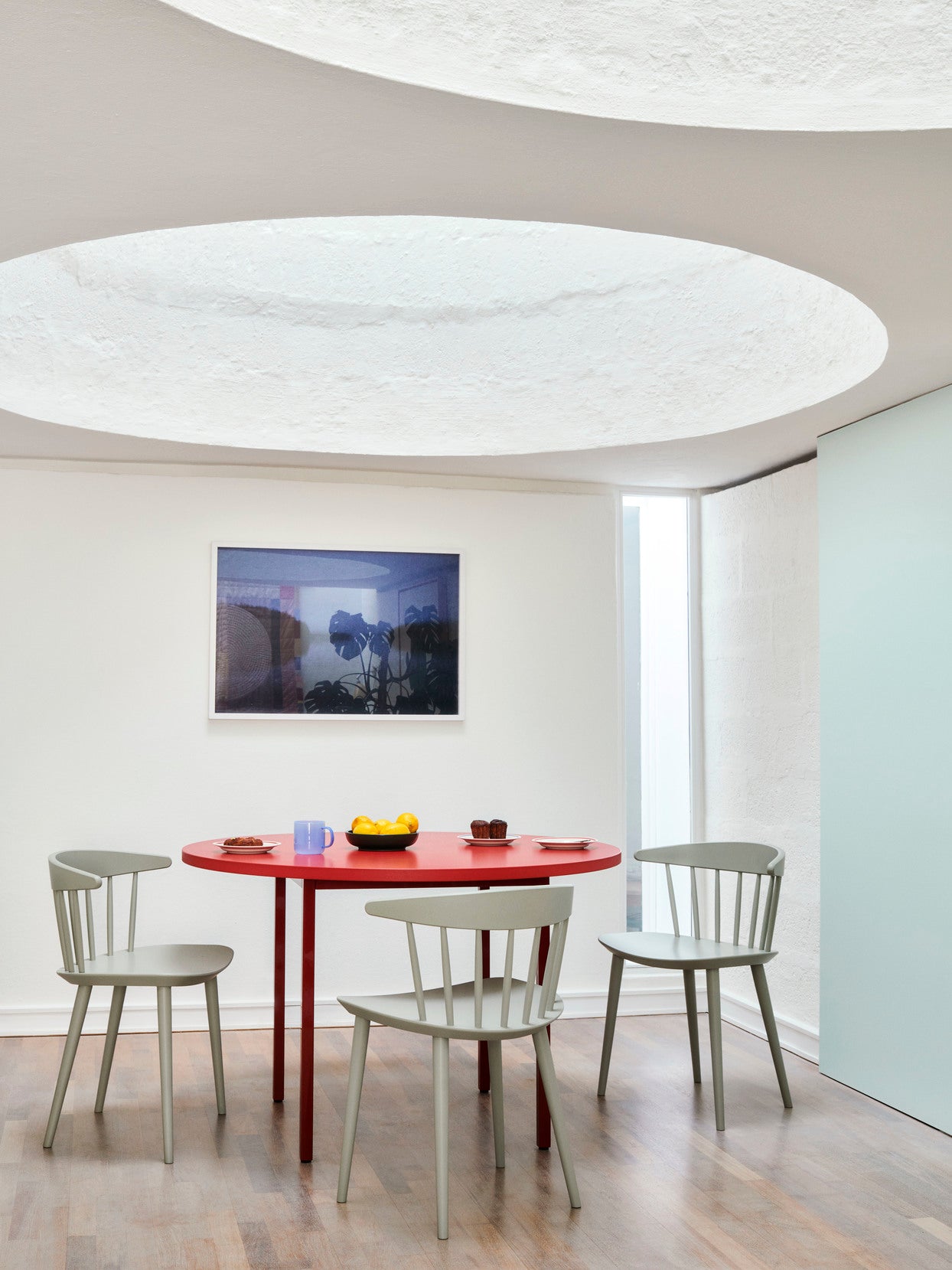 Sedia in legno J104 Hay con tavolo Two Colour Muller Van Severen