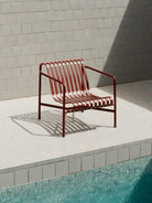 Poltrona da esterno Palissade Hay Iron Red near a pool