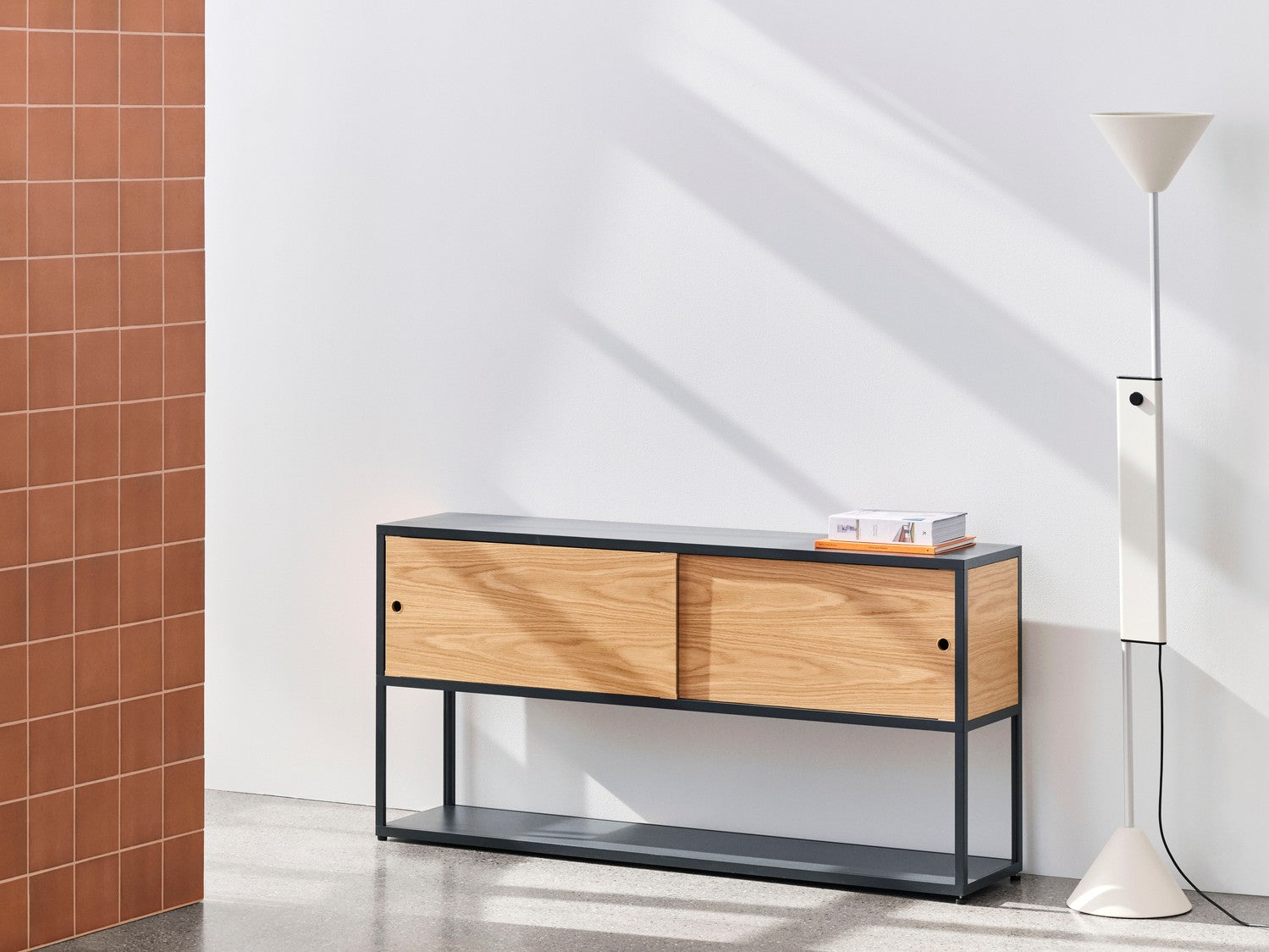 Lampada da terra Twist Hay con mobile New Order in rovere