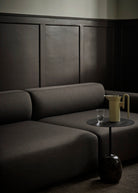 Tavolino Lato Black Marble con divano Develius &Tradition