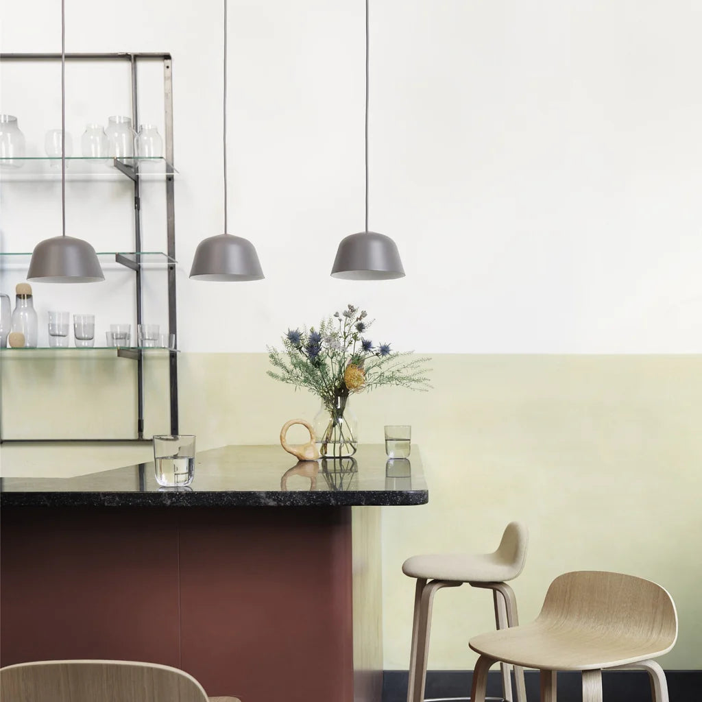 Lampada a sospensione Muuto Ambit Taupe su bancone dlla cucina