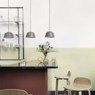 Lampada a sospensione Muuto Ambit Taupe su bancone dlla cucina