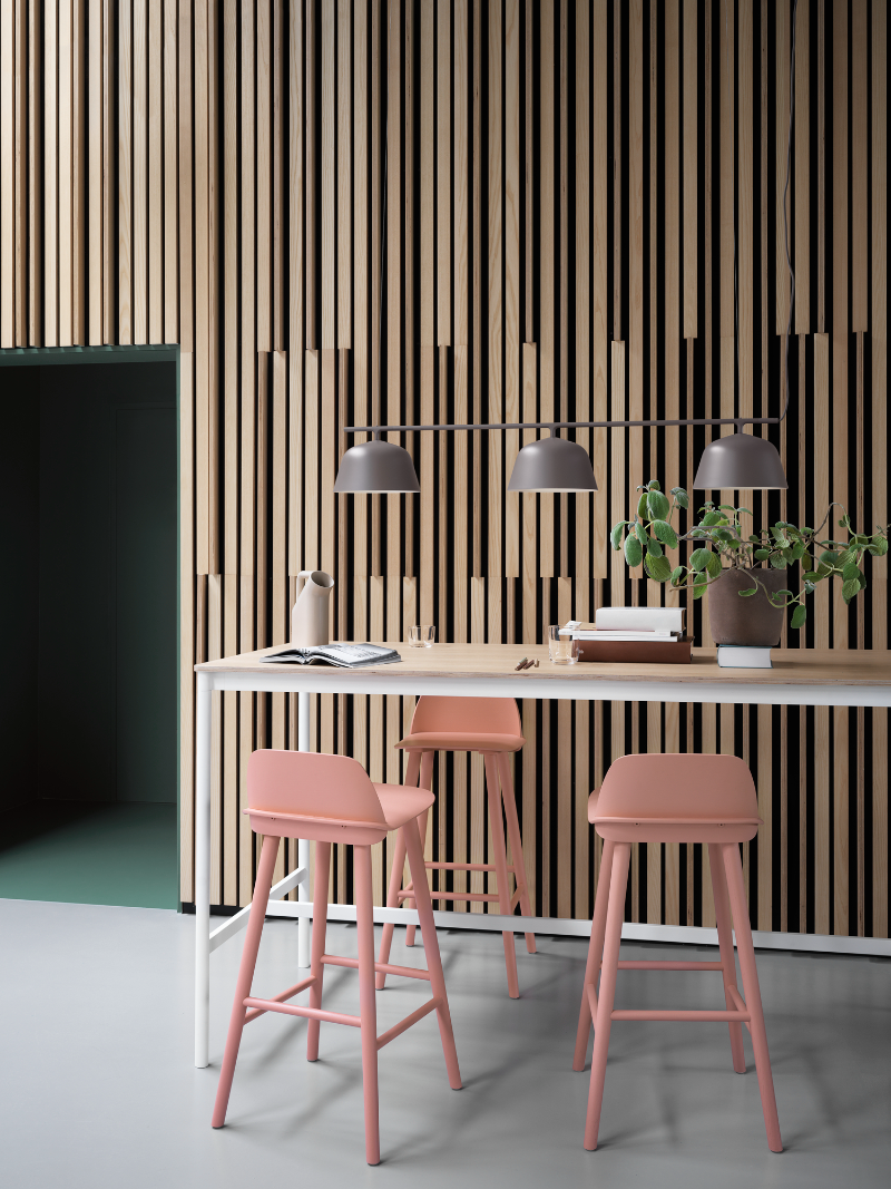 Lampada Muuto Ambit Rail su tavolo Base