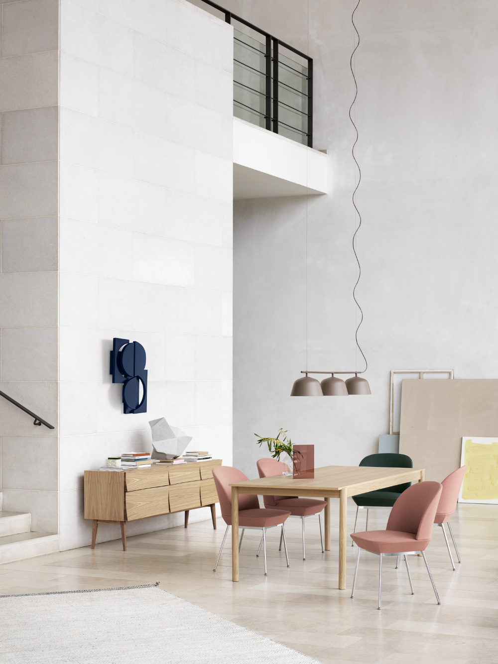 Lampada a sospensione Muuto Rail sopra a tavolo Linear in rovere