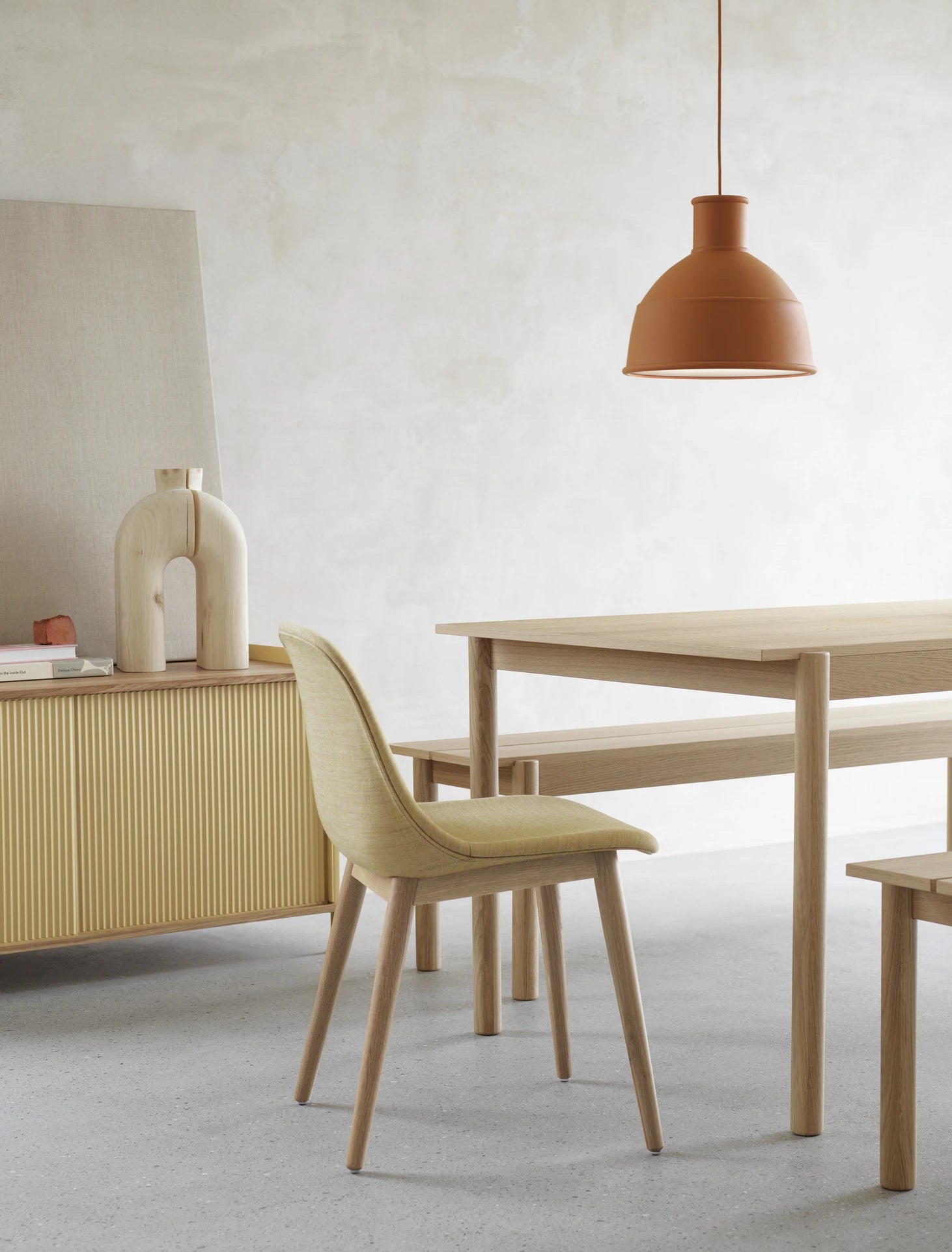 Lampada a sospensione in silicone Unfold Muuto Terracotta sopra a tavolo Linear