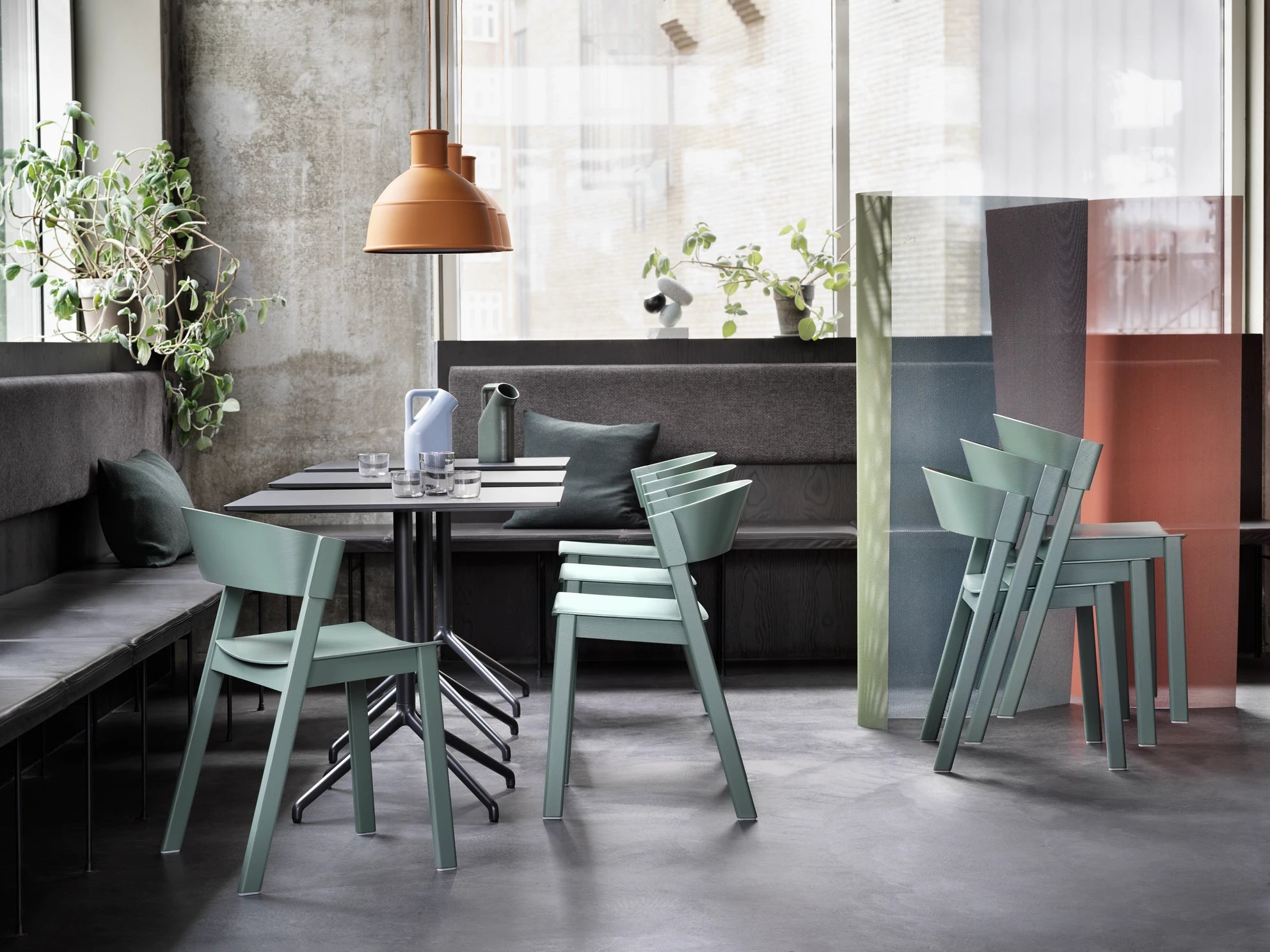 Lampada a sospensione in silicone Unfold Muuto Terracotta con sedie Cover