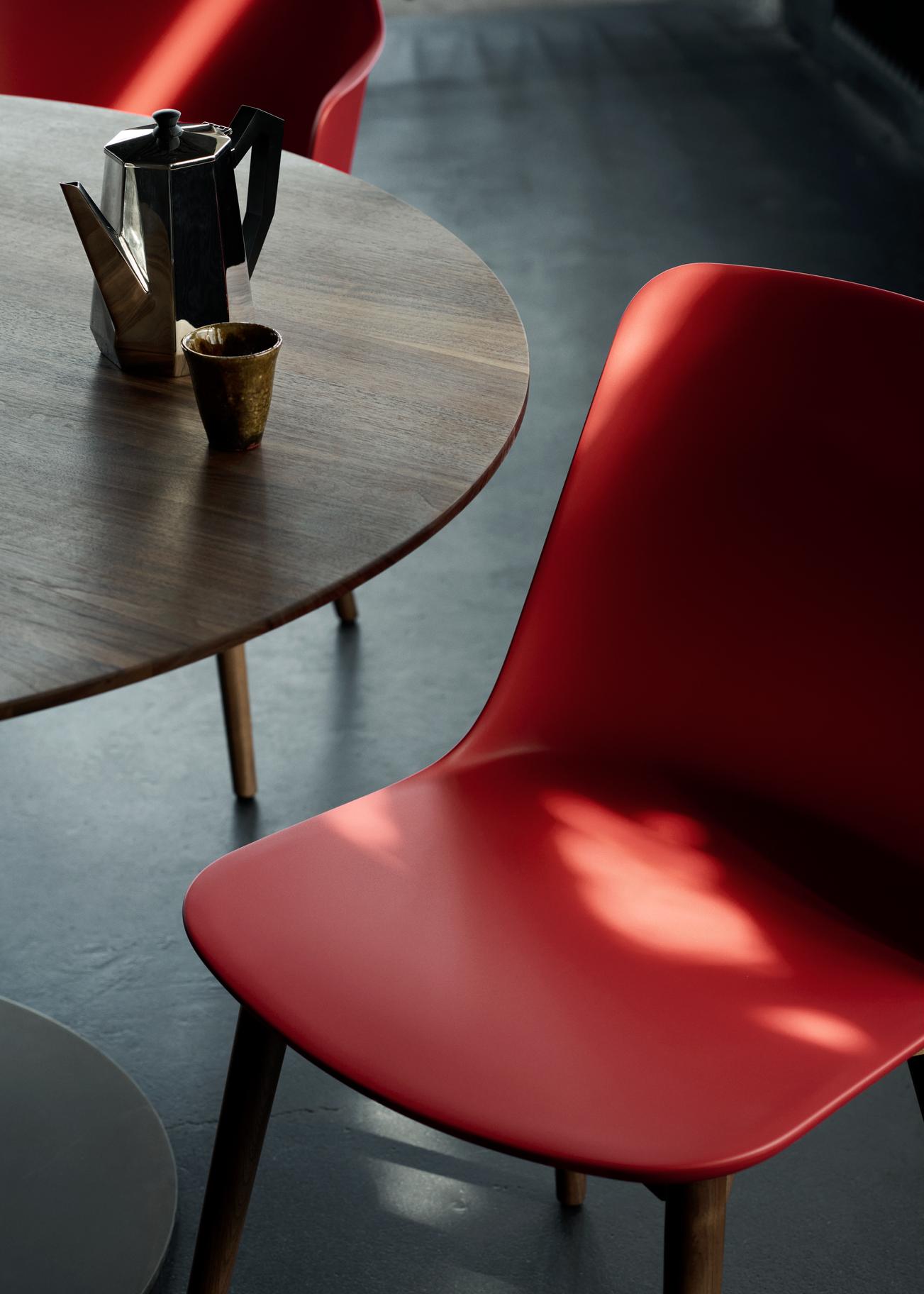 Sedia da pranzo con gambe in noce Rely &Tradition Vermilion Red