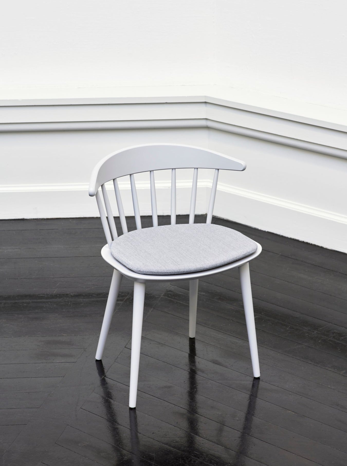 Sedia in legno J104 Hay White with black floor