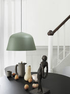 Lampada a sospensione Muuto Ambit 40 Green sopra ad un tavolo