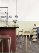 Lampada a sospensione Muuto Ambit 16,5 cm Taupe sulla cucina