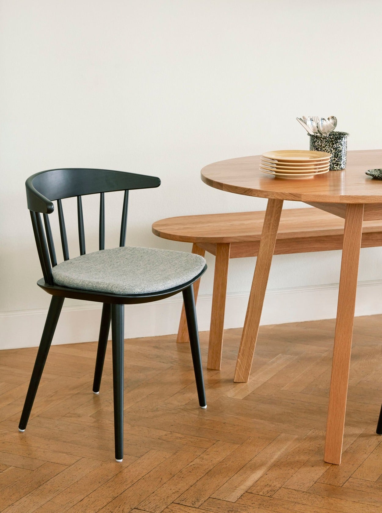 Sedia in legno J104 Hay Black con tavolo in legno di rovere