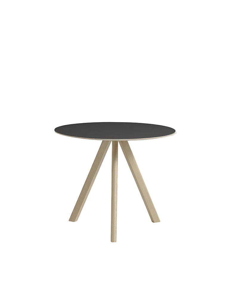 Tavolo Hay cph 20 con gambe in rovere e piano linoleum nero