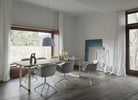 Lampada a sospensione Muuto Ambit 55 cm su tavolo 70/70