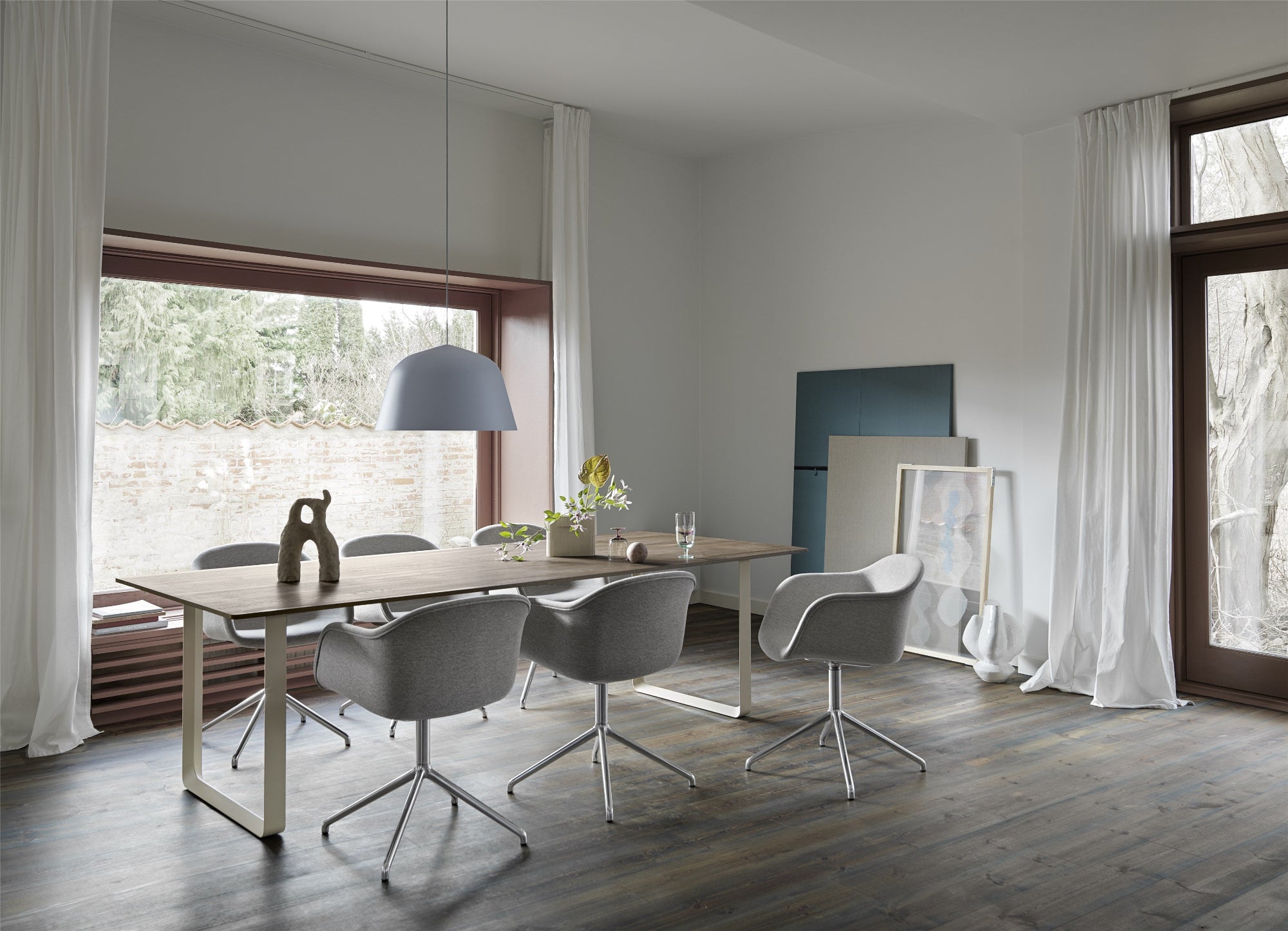 Lampada a sospensione Muuto Ambit 55 cm su tavolo 70/70