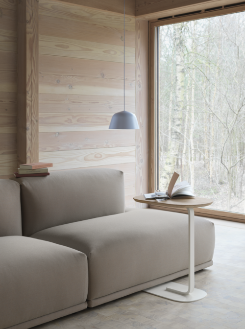 Lampada a sospensione Muuto Ambit 16,5 cm Light Blue sopra a divano Connect