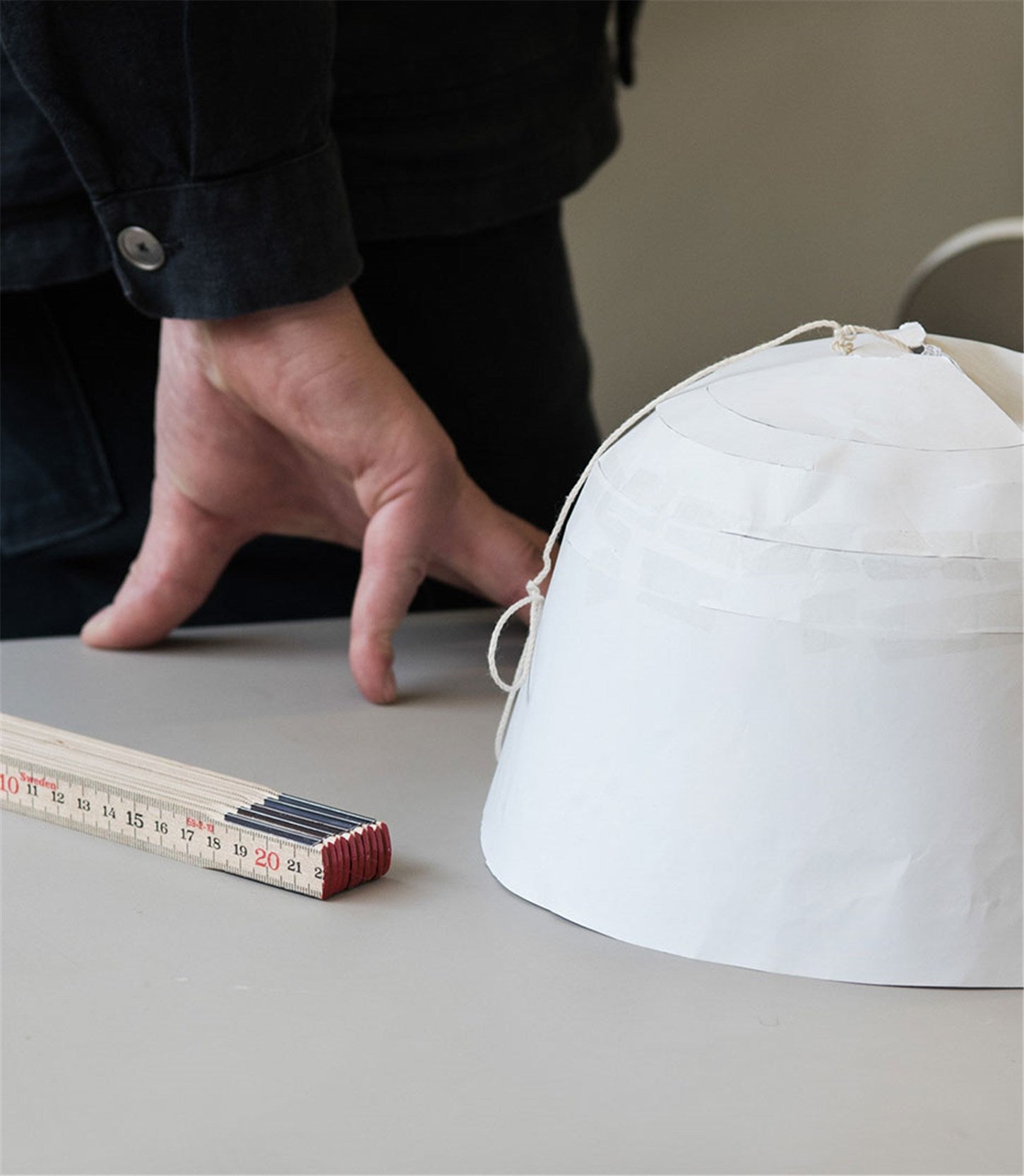 Lampada a sospensione Muuto Ambit White in studio