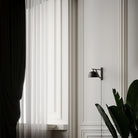 Lampada da muro Muuto Ambit Wall Lamp Black su muro bianco