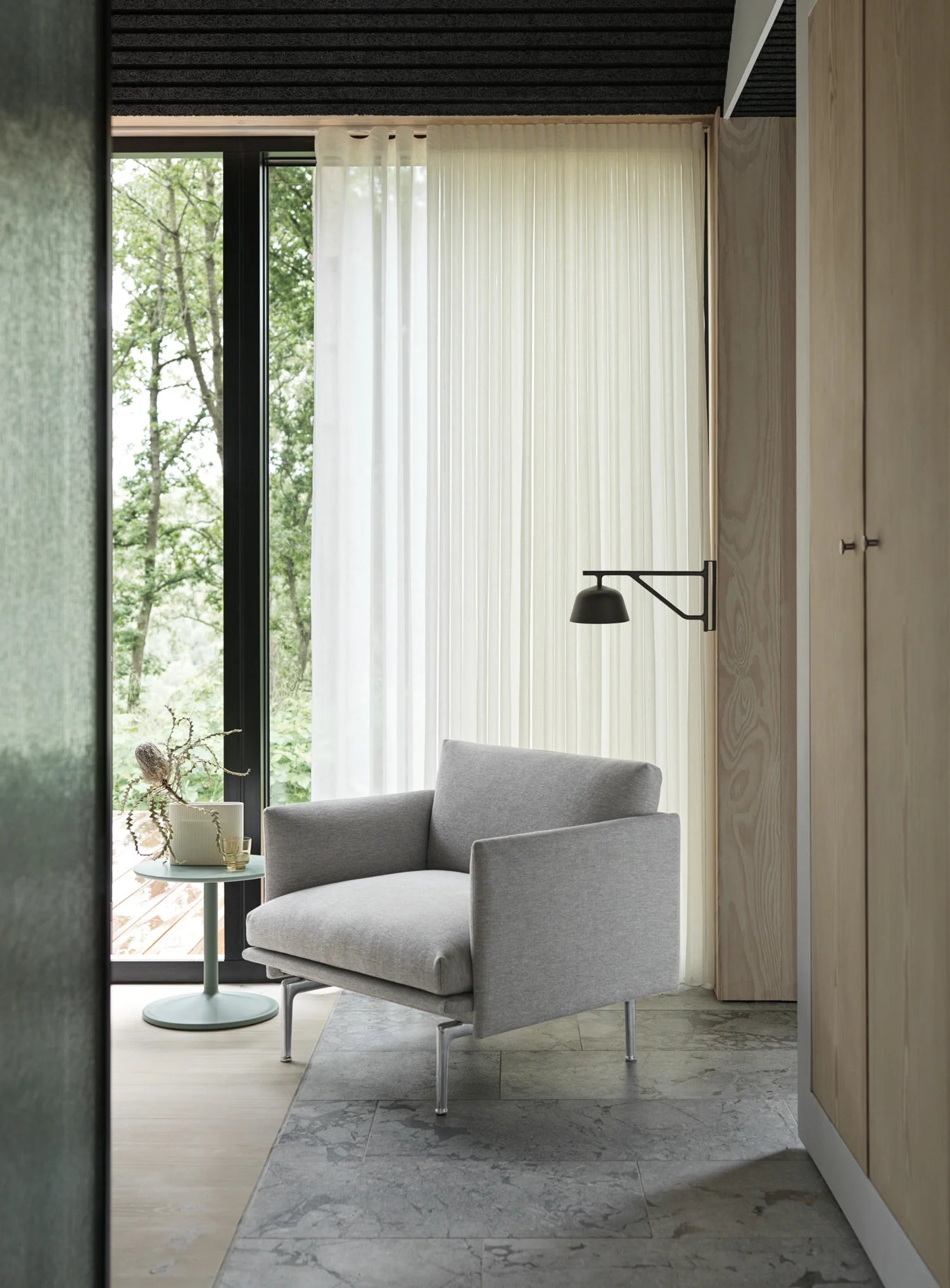 Lampada da muro Muuto Ambit Wall Lamp su parete di legno