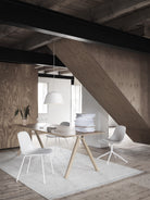 Lampada a sospensione Muuto Ambit 40 White sopra a tavolo in rovere
