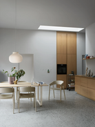 Sedia in legno Muuto Cover Armchair Beige con tavolo 70/70